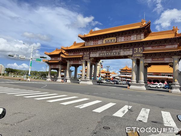 ▲台南正統鹿耳門聖母廟舉辦「中元普渡供品捐贈記者會」，現場由民政局副局長吳明熙、社會局秘書呂維胤、立委陳亭妃、聖母廟主委鄭清池，廟方委員及多家弱勢團體代表共同參與。（圖／記者林東良攝，下同）