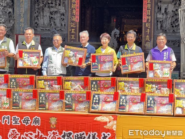 ▲台南正統鹿耳門聖母廟舉辦「中元普渡供品捐贈記者會」，現場由民政局副局長吳明熙、社會局秘書呂維胤、立委陳亭妃、聖母廟主委鄭清池，廟方委員及多家弱勢團體代表共同參與。（圖／記者林東良攝，下同）