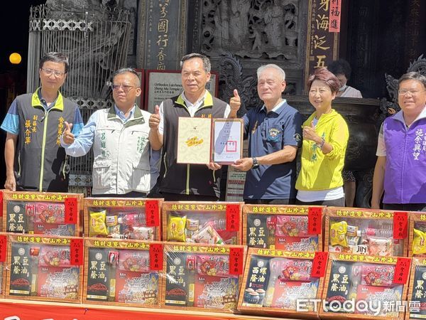 ▲台南正統鹿耳門聖母廟舉辦「中元普渡供品捐贈記者會」，現場由民政局副局長吳明熙、社會局秘書呂維胤、立委陳亭妃、聖母廟主委鄭清池，廟方委員及多家弱勢團體代表共同參與。（圖／記者林東良攝，下同）