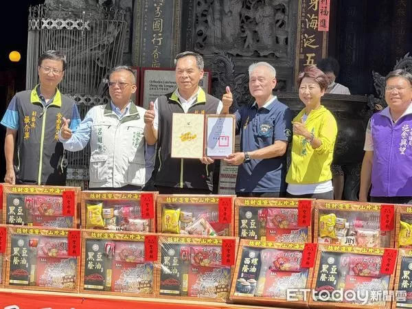 ▲台南正統鹿耳門聖母廟舉辦「中元普渡供品捐贈記者會」，現場由民政局副局長吳明熙、社會局秘書呂維胤、立委陳亭妃、聖母廟主委鄭清池，廟方委員及多家弱勢團體代表共同參與。（圖／記者林東良攝，下同）