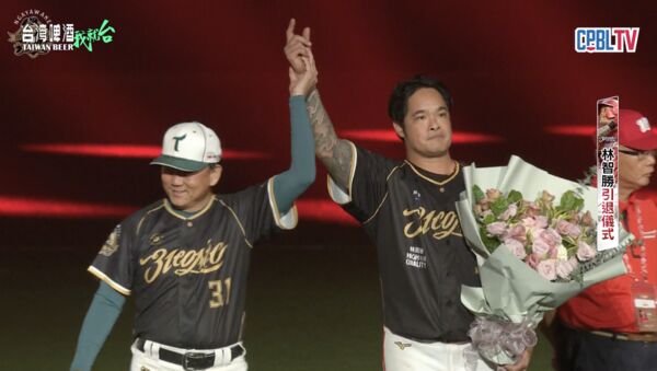 ▲▼洪一中獻花給林智勝。（圖／CPBL TV）