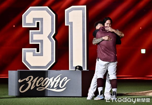 ▲▼ 林智勝引退系列賽最終戰引退儀式，林泓育獻花。（圖／記者李毓康攝）