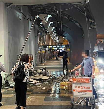 ▲松山機場天花板驚傳崩落。（圖／（圖／Threads網友_________yao授權）