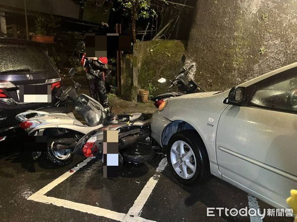 ▲7日晚間因豪大雨內湖環山路發生一起汽車駕駛追撞七部路旁機車車禍意外。（圖／記者張君豪翻攝）