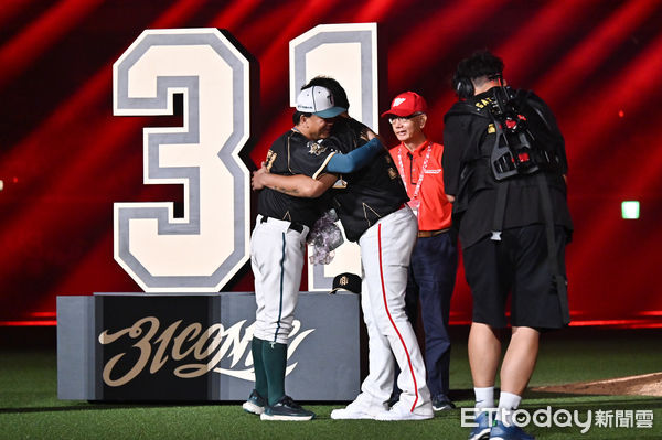 ▲▼林智勝引退系列賽最終戰引退儀式，洪一中教練獻花。（圖／記者李毓康攝）