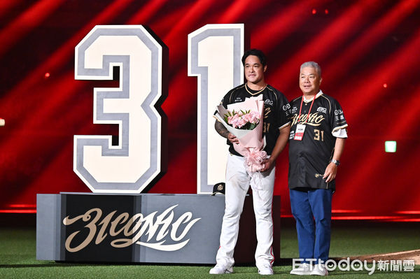 ▲▼林智勝引退系列賽最終戰引退儀式，吳復連獻花。（圖／記者李毓康攝）