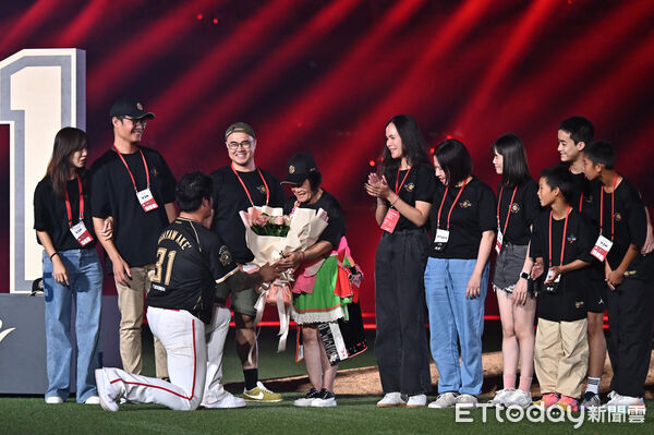 ▲▼林智勝引退系列賽最終戰引退儀式，林智勝單膝下跪把花束獻給媽媽。（圖／記者李毓康攝）