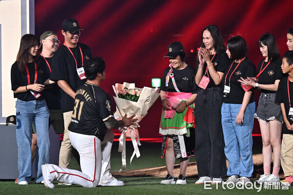▲▼林智勝引退系列賽最終戰引退儀式，林智勝單膝下跪把花束獻給媽媽。（圖／記者李毓康攝）