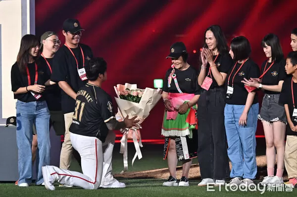 ▲▼林智勝引退系列賽最終戰引退儀式，林智勝單膝下跪把花束獻給媽媽。（圖／記者李毓康攝）