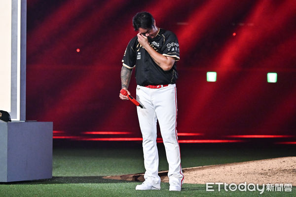▲▼林智勝引退系列賽最終戰引退儀式，林智勝致詞時爆哭。（圖／記者李毓康攝）