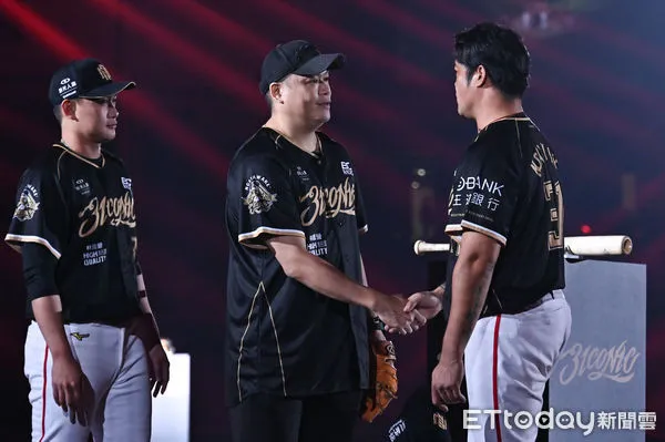 ▲▼林智勝引退系列賽最終戰引退儀式，潘忠韋到場獻上祝福。（圖／記者李毓康攝）