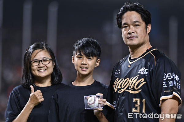 ▲▼林智勝引退系列賽最終戰，第305轟全壘打球被一對母子球迷撿到。（圖／記者李毓康攝）