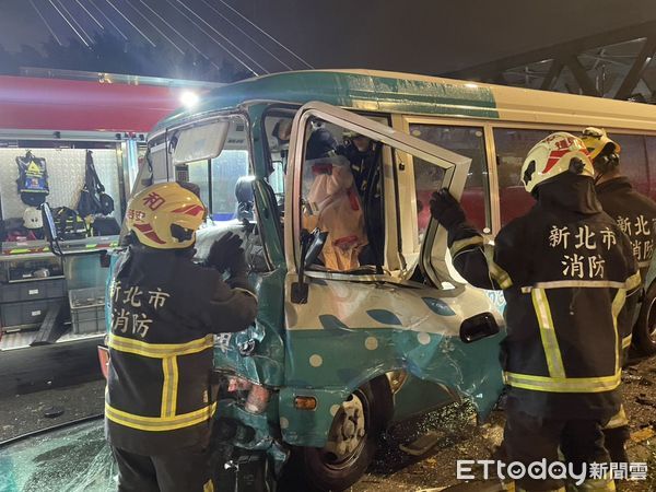 ▲▼新北新店車禍　懷恩專車女司機受傷送醫。（圖／記者陸運陞翻攝）