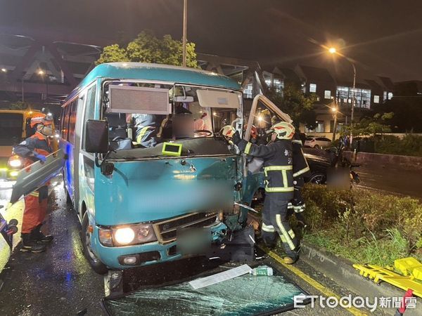▲▼新北新店車禍　懷恩專車女司機受傷送醫。（圖／記者陸運陞翻攝）