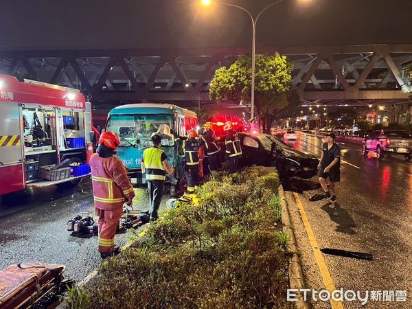 ▲▼新北新店車禍　懷恩專車女司機受傷送醫。（圖／記者陸運陞翻攝）