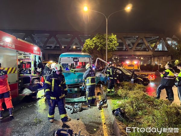 ▲▼新北新店車禍　懷恩專車女司機受傷送醫。（圖／記者陸運陞翻攝）