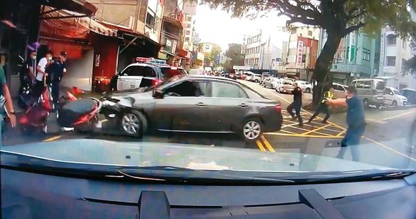 南投仁愛分局曾發生追捕山老鼠，黑色轎車在街頭拒檢橫衝直撞。（翻攝畫面）