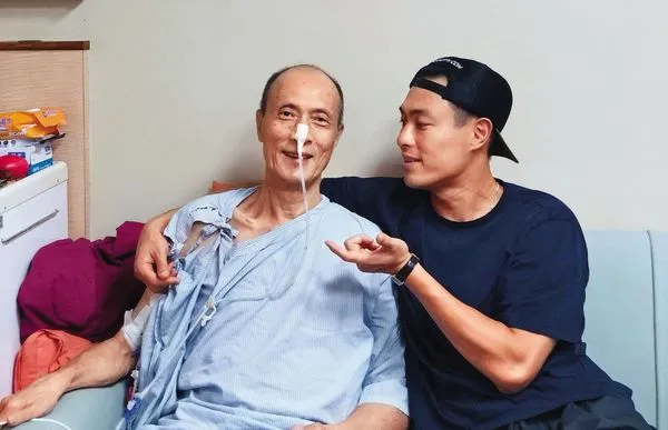 楊祐寧（右）的姐姐發文感嘆弟弟長大了，能帶領整個家度過難關，也每天陪伴照顧父親（左）。（翻攝自楊祐寧姐姐IG）