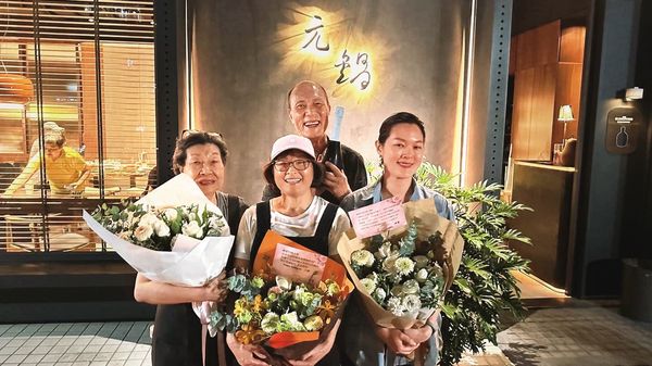 去年楊爸爸（後）經營的「元鍋」火鍋店因法規問題歇業，開業最後一天，楊祐寧的爸媽、姐姐與姑姑在大門外合影告別餐廳。（翻攝自元鍋臉書）