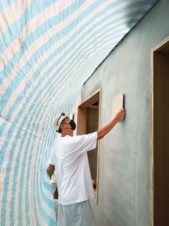 楊祐寧在生日發文中，貼出疑似為元鍋挑選裝潢建材的照片，有信心爸爸未來能繼續掌理餐廳。（翻攝自楊祐寧IG）