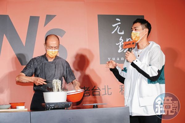 為了自家餐廳，楊祐寧（右）與爸爸（左）開發不少新點子，疫情期間還曾推出拌麵料理，頗受歡迎。