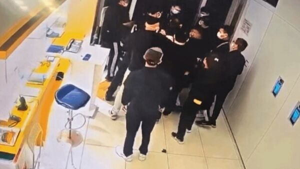 今年8月，阮馨嬅找了二十多人準備接管博田醫院，引發肢體衝突。（翻攝畫面）