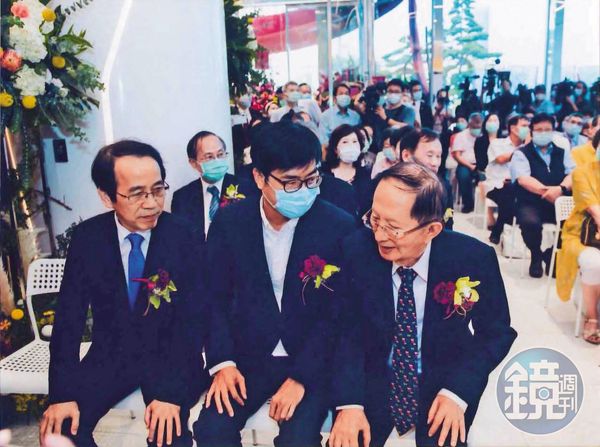 博田醫院開幕當天，高雄市長陳其邁（前中）、副市長林欽榮（前左）特別前來祝賀。（讀者提供）