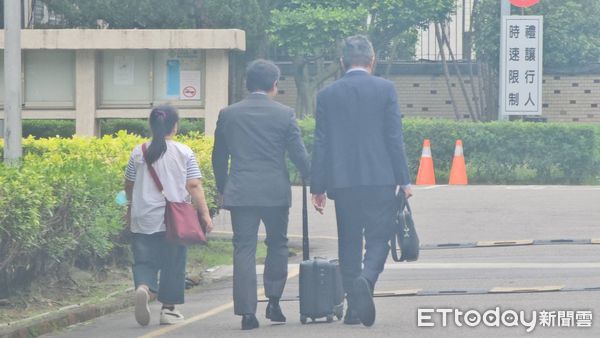 ▲▼柯文哲交保，3位律師抵達北所進行律見。（圖／記者呂佳賢攝）