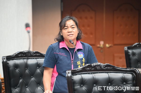 ▲台東縣議員蔡玉玲在臨時會針對棉被問題進行質詢。（圖／記者楊晨東翻攝）