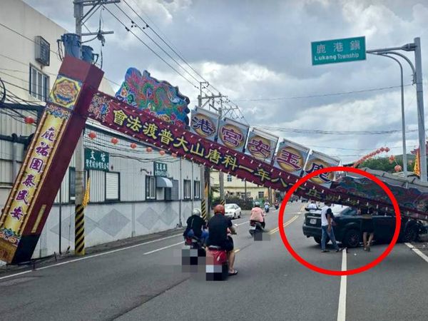 ▲鹿港玉安宮普渡牌樓被撞毀。（圖／民眾提供）