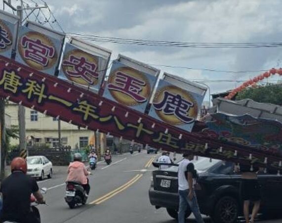 ▲鹿港玉安宮普渡牌樓被撞毀。（圖／民眾提供）