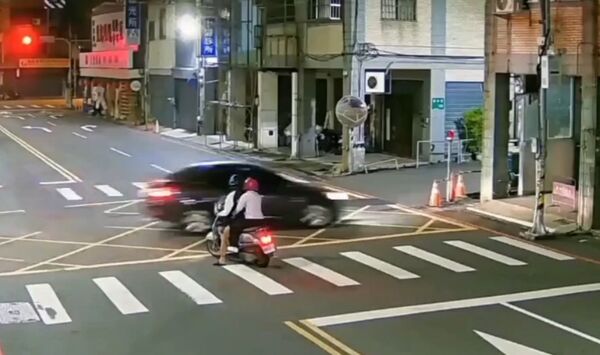 ▲凌晨開車衝民宅撞毀機車。（圖／民眾提供）