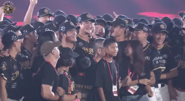 ▲▼李超戴上眼鏡成為林智勝哥哥林祖懷的分身。（圖／截自味全龍頻道）