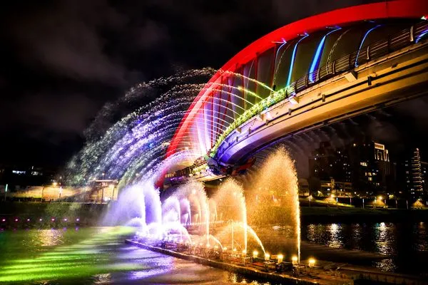 ▲台北水舞嘉年華打造彩虹橋、河面「雙水舞場域共演」。（資料照／觀傳局提供）