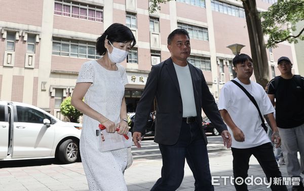 ▲ 陳佩琪到達北檢辦理交保。（圖／記者徐文彬攝）