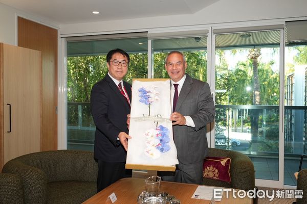 ▲台南市長黃偉哲拜會澳洲黃金海岸市泰特市長，雙方親切互動增進姊妹市情誼。（記者林東良翻攝，下同）