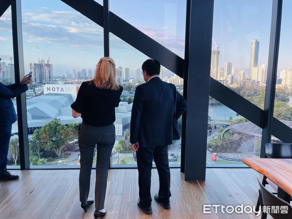 ▲台南市長黃偉哲拜會澳洲黃金海岸市泰特市長，雙方親切互動增進姊妹市情誼。（記者林東良翻攝，下同）