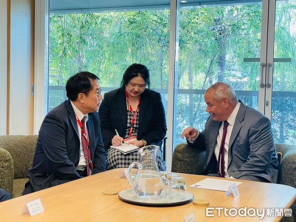 ▲台南市長黃偉哲拜會澳洲黃金海岸市泰特市長，雙方親切互動增進姊妹市情誼。（記者林東良翻攝，下同）