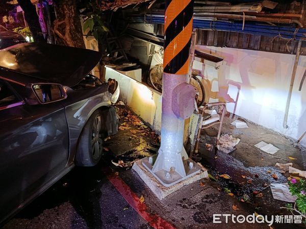 ▲▼男駕駛加油疾駛自撞，車頭幾乎全毀。（圖／花蓮警分局提供，下同）