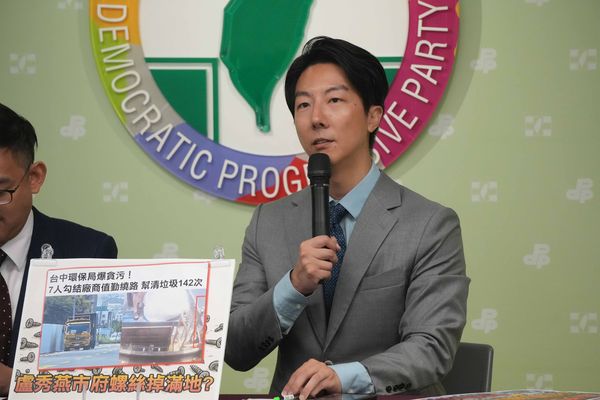 ▲▼民進黨發言人吳崢、卓冠廷今（8日）召開「盧秀燕執政7年留爛攤 34萬噸垃圾山冠全台」記者會。（圖／民進黨提供）