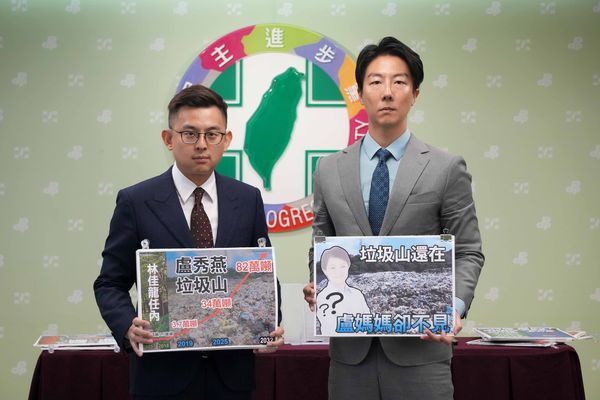 ▲▼民進黨發言人吳崢、卓冠廷今（8日）召開「盧秀燕執政7年留爛攤 34萬噸垃圾山冠全台」記者會。（圖／民進黨提供）