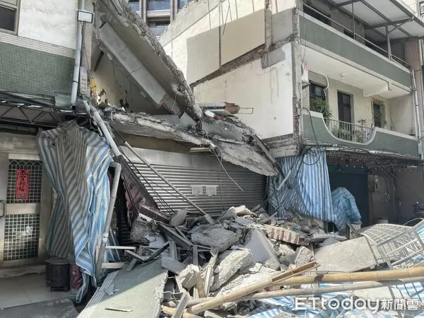 ▲▼蘆洲區光華路鷹架倒塌，壓斷電線波及民宅             。（圖／記者陳以昇翻攝）