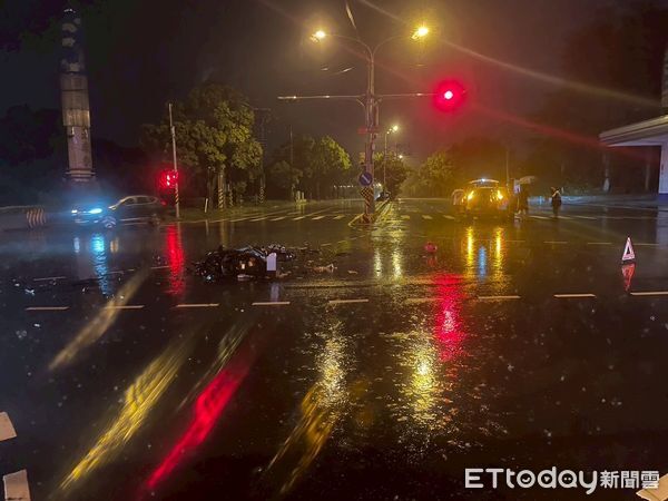 ▲苗栗市北勢大橋南端路口，昨晚發生機車攔腰撞上休旅車事故，機車騎士、林姓職業軍人，輸血2萬CC搶救仍宣告不治。（圖／記者楊永盛翻攝）