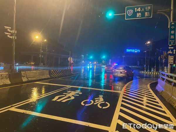 ▲苗栗市北勢大橋南端路口，昨晚發生機車攔腰撞上休旅車事故，機車騎士、林姓職業軍人，輸血2萬CC搶救仍宣告不治。（圖／記者楊永盛翻攝）