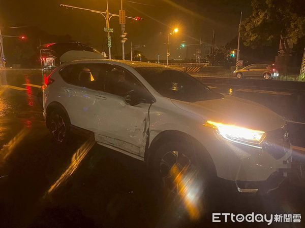 ▲苗栗市北勢大橋南端路口，昨晚發生機車攔腰撞上休旅車事故，機車騎士、林姓職業軍人，輸血2萬CC搶救仍宣告不治。（圖／記者楊永盛翻攝）