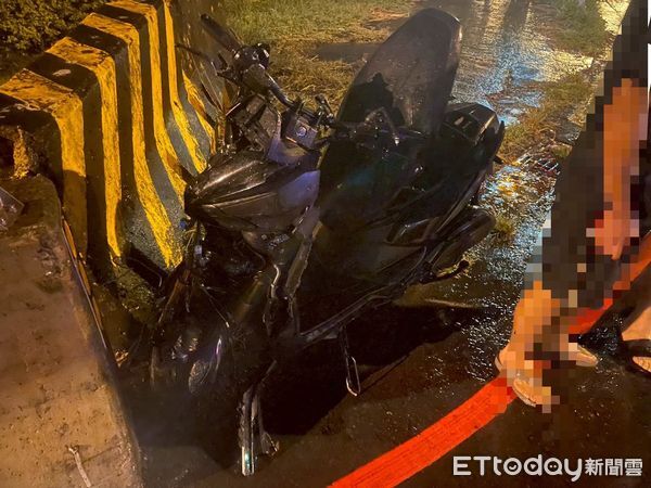 ▲苗栗市北勢大橋南端路口，昨晚發生機車攔腰撞上休旅車事故，機車騎士、林姓職業軍人，輸血2萬CC搶救仍宣告不治。（圖／記者楊永盛翻攝）