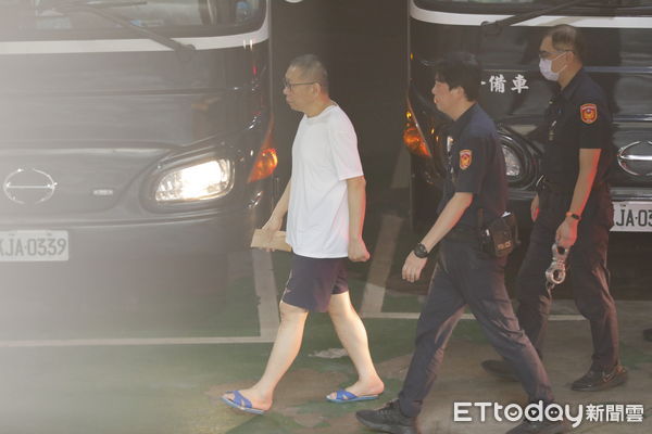 ▲▼羈押近一年的前台北市長柯文哲即將交保獲釋，中午時分囚車將柯文哲押送台北地方法院。（圖／記者湯興漢攝）