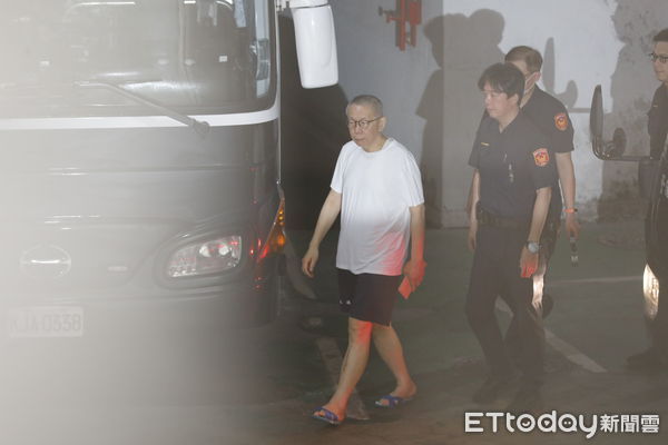 ▲▼羈押近一年的前台北市長柯文哲即將交保獲釋，中午時分囚車將柯文哲押送台北地方法院。（圖／記者湯興漢攝）