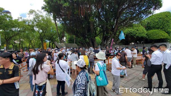 ▲▼柯文哲交保，小草在博愛路、愛國西路口聚集。（圖／記者黃彥傑攝）