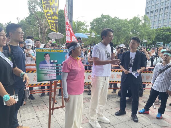 ▲民眾黨彰化縣黨部北上接柯文哲回家。（圖／張雪如提供 民眾黨彰化縣黨部提供）